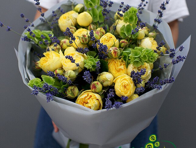 Buchet din trandafiri galbeni de tufa si lavanda „Eclipsa solara” — foto 2