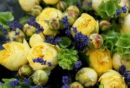 Buchet din trandafiri galbeni de tufa si lavanda „Eclipsa solara” — foto 3