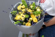 Buchet din trandafiri galbeni de tufa si lavanda „Eclipsa solara” — foto 4