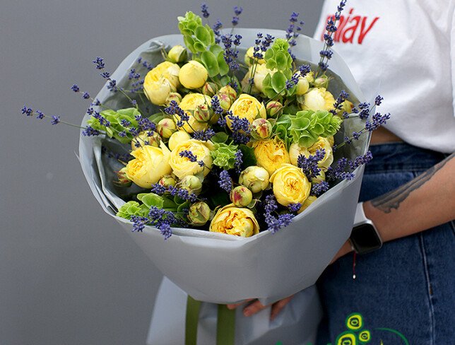 Buchet din trandafiri galbeni de tufa si lavanda „Eclipsa solara” — foto 4