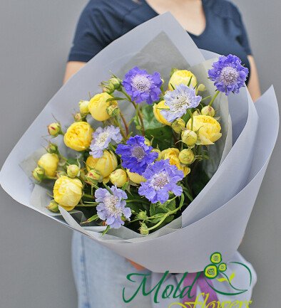 Bouquet of yellow peony-shaped roses and scabiosa “French Summer” photo 394x433