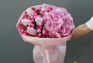 Buchet din hortensie roz, trandafiri de tufa roz si matiole — foto 1