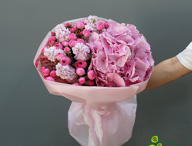 Buchet din hortensie roz, trandafiri de tufa roz si matiole foto