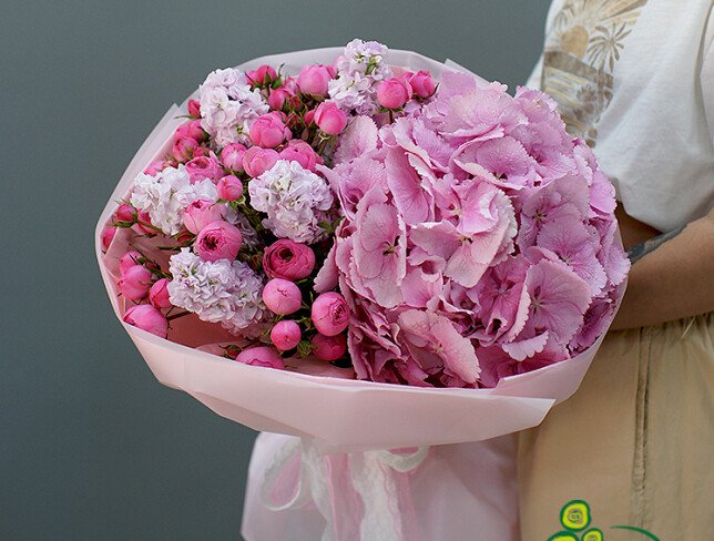 Buchet din hortensie roz, trandafiri de tufa roz si matiole foto
