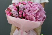 Buchet din hortensie roz, trandafiri de tufa roz si matiole — foto 3