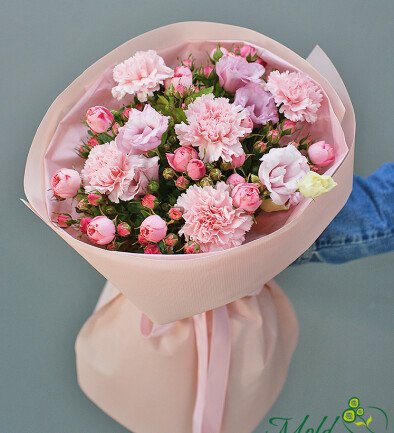 Buchet din diantuse roz, trandafiri de tufa roz si eustoma roz foto 394x433