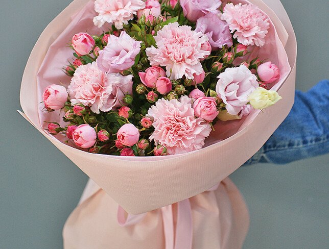 Buchet din diantuse roz, trandafiri de tufa roz si eustoma roz foto