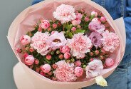 Buchet din diantuse roz, trandafiri de tufa roz si eustoma roz — foto 3