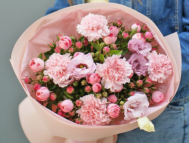 Buchet din diantuse roz, trandafiri de tufa roz si eustoma roz foto