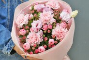 Buchet din diantuse roz, trandafiri de tufa roz si eustoma roz — foto 4
