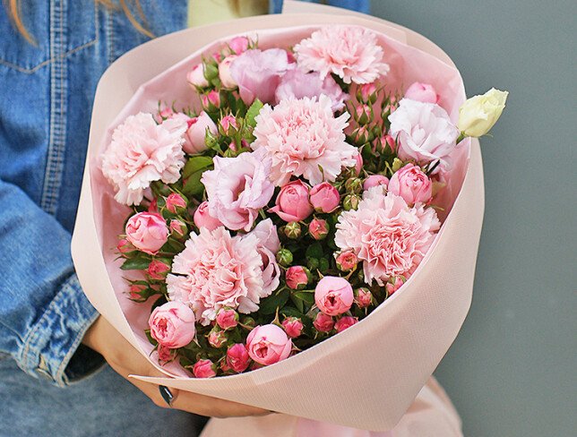 Buchet din diantuse roz, trandafiri de tufa roz si eustoma roz foto