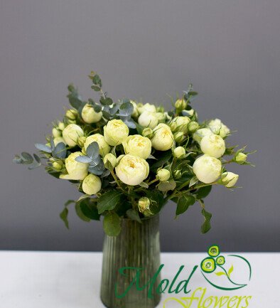 Spray roses in a vase photo 394x433