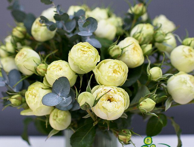 Spray roses in a vase photo