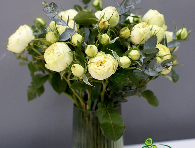 Spray roses in a vase photo