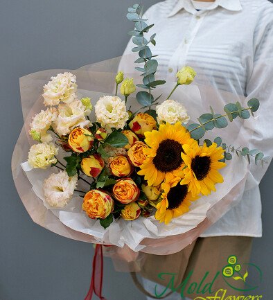 Buchet din trandafiri de tip bujor, eustome si floarea-soarelui foto 394x433