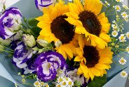 Buchet din floarea-soarelui si eustome „In razele tandretii” — foto 3
