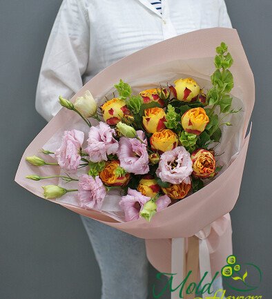 Buchet din eustome roz si trandafiri de tip bujor foto 394x433