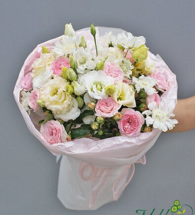 Buchet delicat din trandafiri roz, eustoma si scabiosa foto 394x433