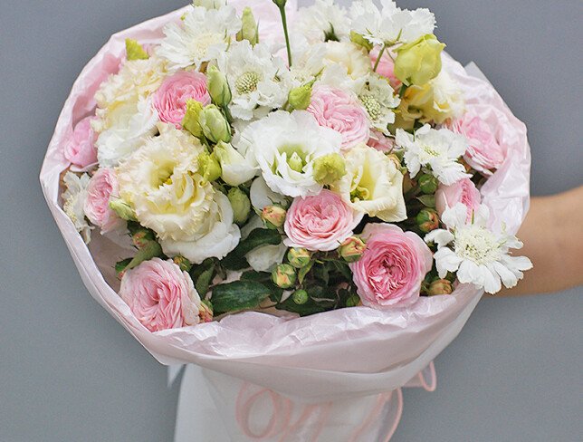 Buchet delicat din trandafiri roz, eustoma si scabiosa foto