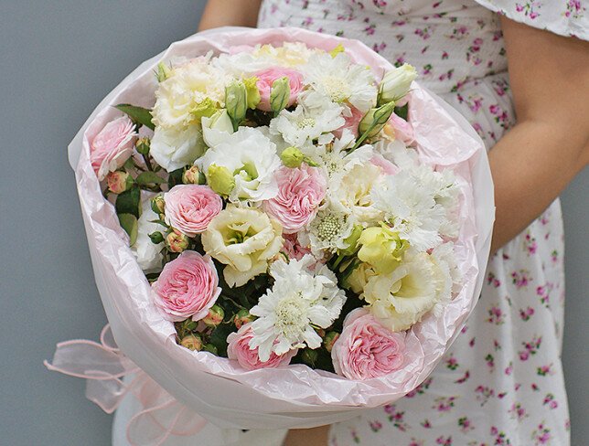 Buchet delicat din trandafiri roz, eustoma si scabiosa foto