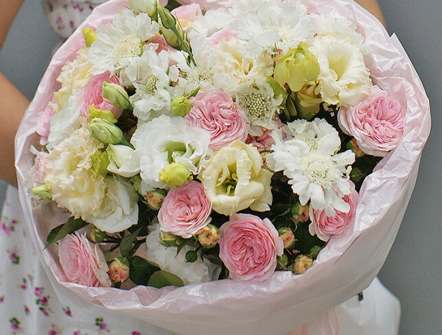 Buchet delicat din trandafiri roz, eustoma si scabiosa foto