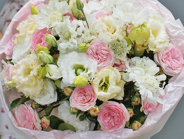 Buchet delicat din trandafiri roz, eustoma si scabiosa foto