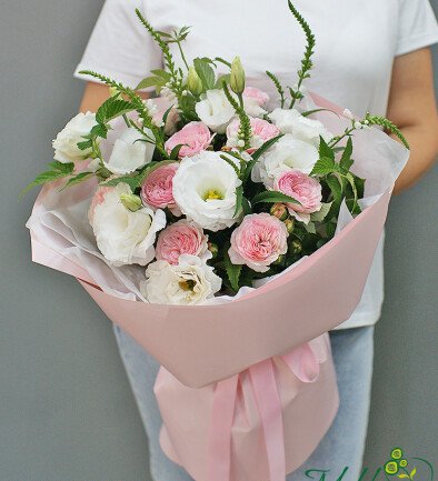 Buchet din trandafiri roz si eustoma „Fericire fragila” foto 394x433