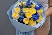 Buchet din trandafiri galbeni de tip bujor si delphinium — foto 1