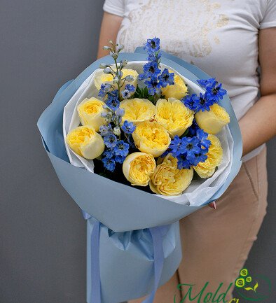 Buchet din trandafiri galbeni de tip bujor si delphinium foto 394x433