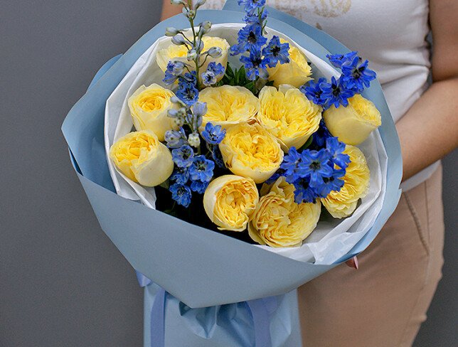 Buchet din trandafiri galbeni de tip bujor si delphinium foto