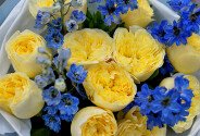 Buchet din trandafiri galbeni de tip bujor si delphinium — foto 2