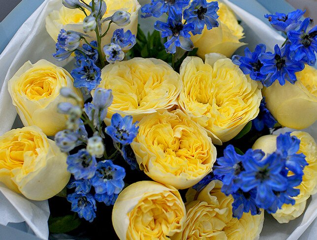 Buchet din trandafiri galbeni de tip bujor si delphinium foto