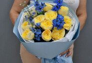 Buchet din trandafiri galbeni de tip bujor si delphinium — foto 3