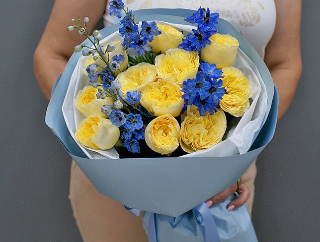 Buchet din trandafiri galbeni de tip bujor si delphinium foto