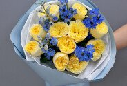 Buchet din trandafiri galbeni de tip bujor si delphinium — foto 4