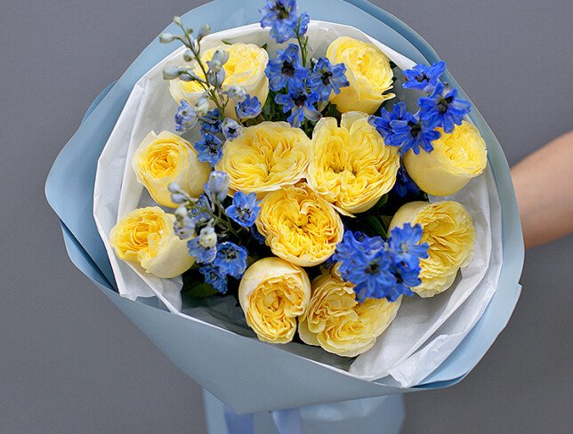 Buchet din trandafiri galbeni de tip bujor si delphinium foto