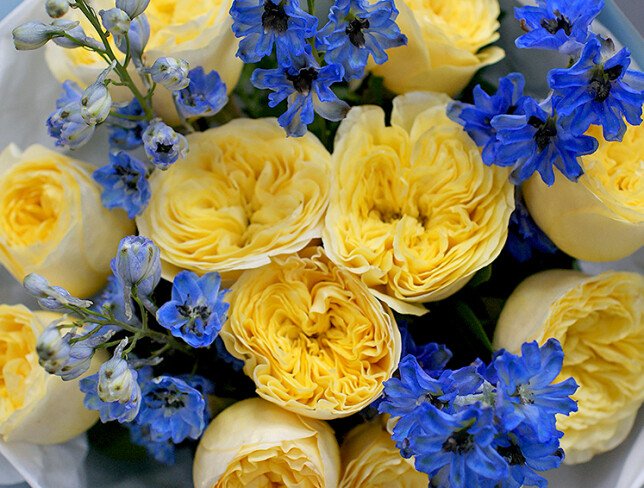 Buchet din trandafiri galbeni de tip bujor si delphinium foto