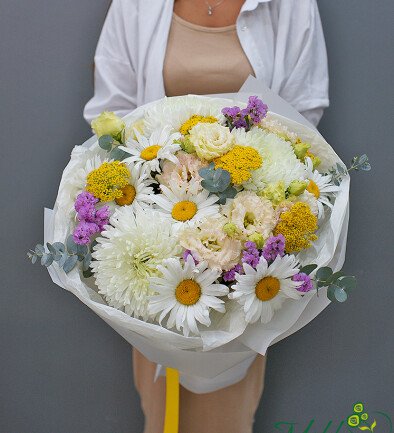 Buchet din romanite, eustoma si crizanteme sferice foto 394x433