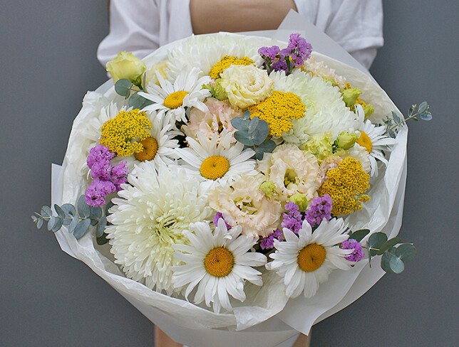 Buchet din romanite, eustoma si crizanteme sferice foto