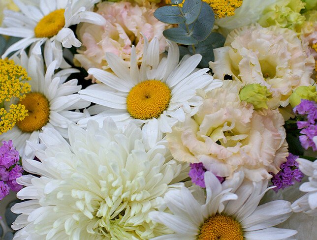 Buchet din romanite, eustoma si crizanteme sferice foto