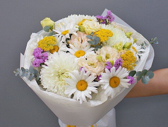 Buchet din romanite, eustoma si crizanteme sferice foto