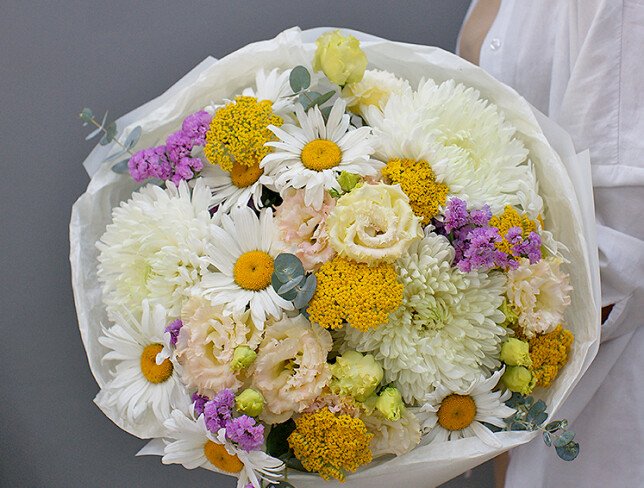Buchet din romanite, eustoma si crizanteme sferice foto