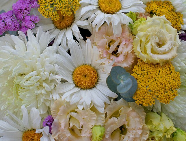 Buchet din romanite, eustoma si crizanteme sferice foto