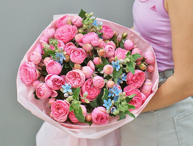 Buchet din trandafiri roz de tip bujor „Zimbet de vara” foto