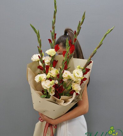 Bouquet of red gladioli and cream eustomas photo 394x433