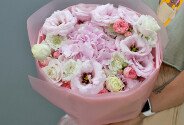 Bouquet of pink hydrangea, roses and eustoma — photo 1
