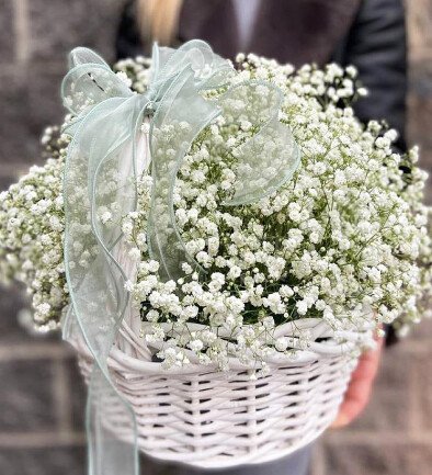 Basket with white gypsophila "Melody of Silence" photo 394x433