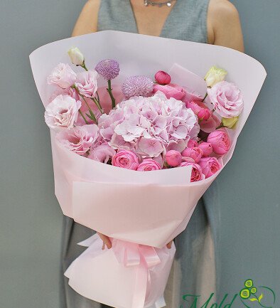 Bouquet of pink hydrangea, pink garden roses and lisianthus photo 394x433