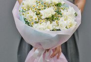 Bouquet of white freesias and wild daisies — photo 1