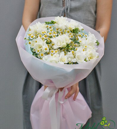 Bouquet of white freesias and wild daisies photo 394x433